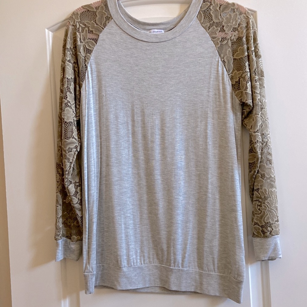 Beautiful lace sleeve top in size S